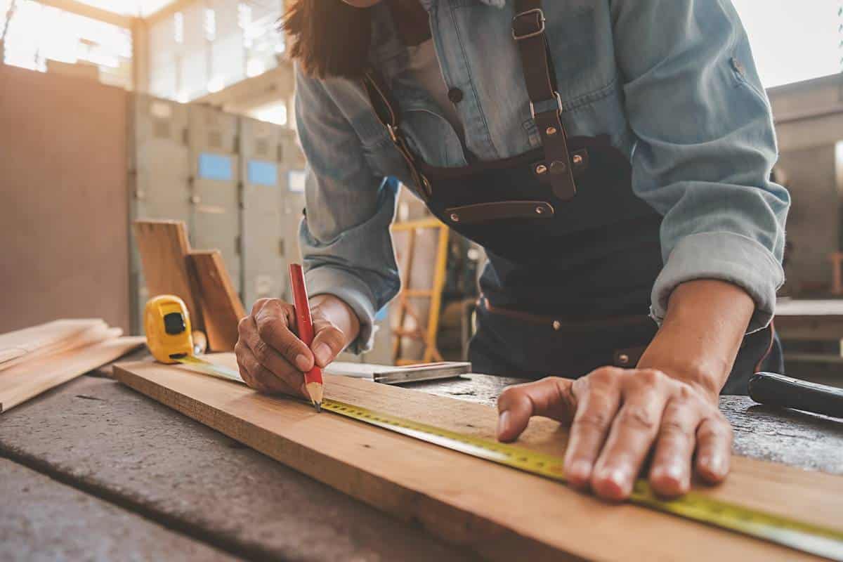Menuisier construit étagère pour cuisine
